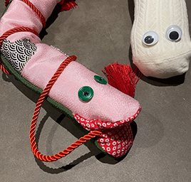 最初に制作した靴下の巳（右上）左の巳はその後にちりめんを使用して制作